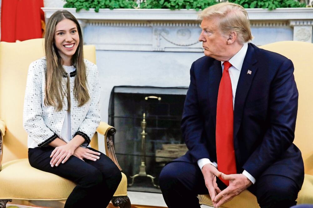 Donald Trump, durante su reunión de ayer en la Oficina Oval, con Fabiana Rosales, esposa del líder opositor venezolano Juan Guaidó, a quien la Casa Blanca reconoce mandatario interino encargado del país sudamericano. Foto: REUTERS