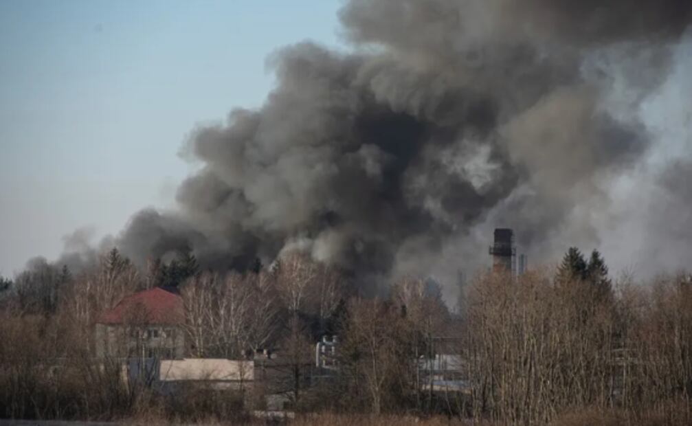 Con carriolas vacías, civiles protestan por los niños muertos en Ucrania 