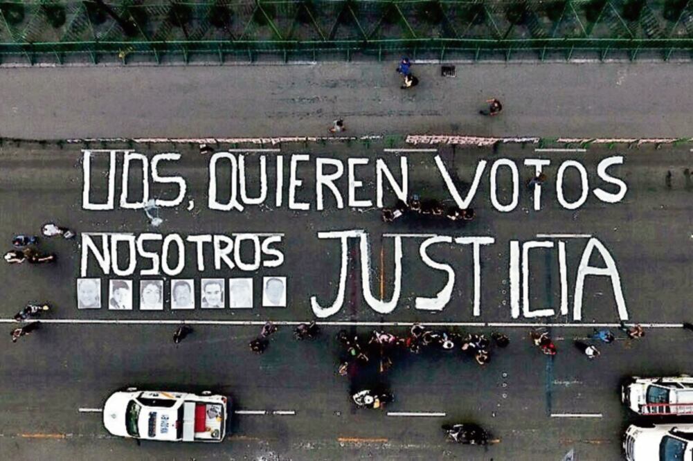 Periodistas se manifiestan frente a Palacio Nacional por los 140 comunicadores asesinados y desaparecidos en México desde el año 2000; piden a las autoridades mejorar las condiciones de seguridad para su trabajo. Foto: FERNANDO LUNA. XINHUA.