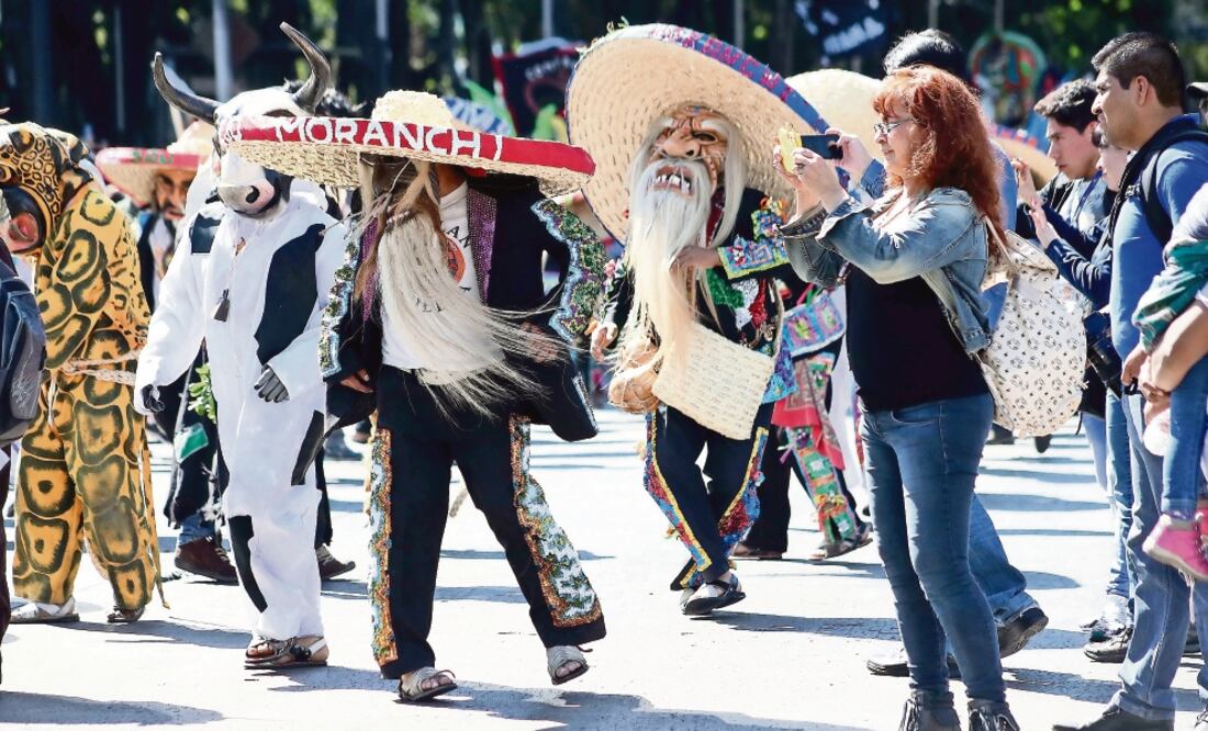 En el desfile se pudo apreciar a jóvenes disfrazados de diablos, bestias y payasos que bailaban al tiempo que también tocaban instrumentos musicales. Sólo hubo un carro alegórico que transportaba la figura de un dragón de tres cabezas.