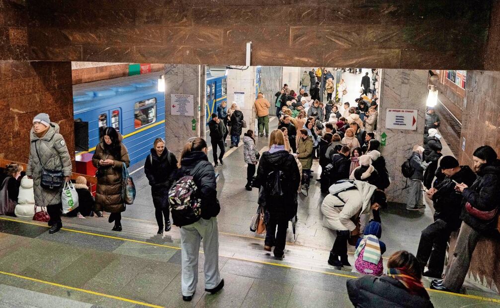 Ucranianos se refugian en una estación de Metro durante una alarma de ataque aéreo en Kiev. Foto: Tetiana Dzhafarova / AFP