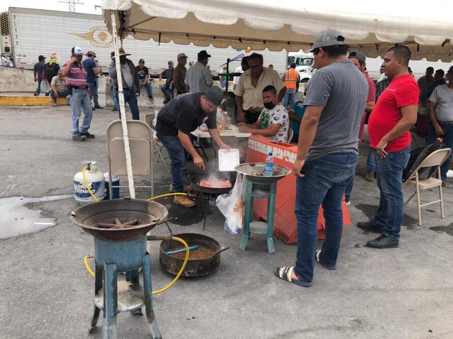 Traileros pierden cargamentos por revisiones en puente internacional Reynosa-Pharr. Foto: Sandra Tovar / EL UNIVERSAL 