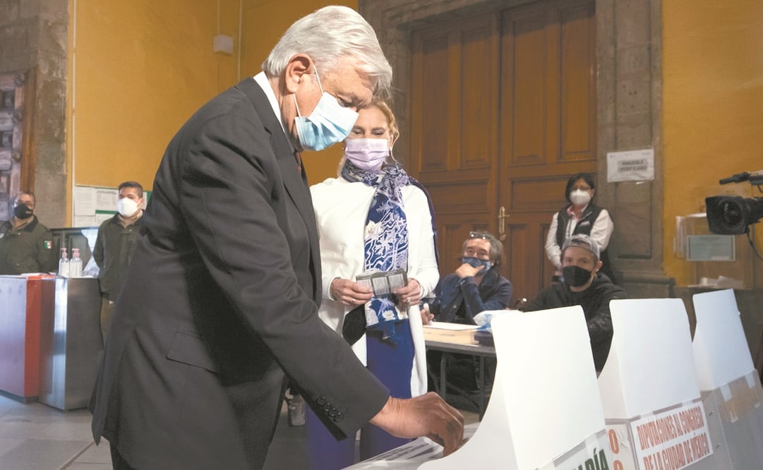 El presidente Andrés Manuel López Obrador y su esposa, Beatriz Gutiérrez, se brincaron la fila para ser los primeros en sufragar. Foto: XINHUA