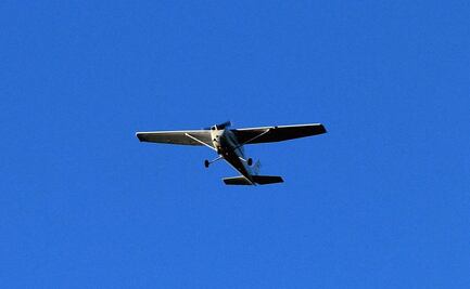 Avioneta se estrella en zona residencial de Nueva York; hay un muerto