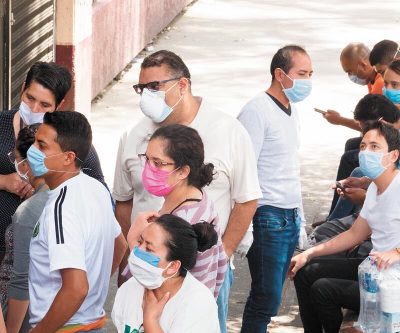 El IMSS advirte que personas afuera de hospitales corren alto riesgo de contagio, por lo que les pide guardar la calma. CUARTOSCURO 