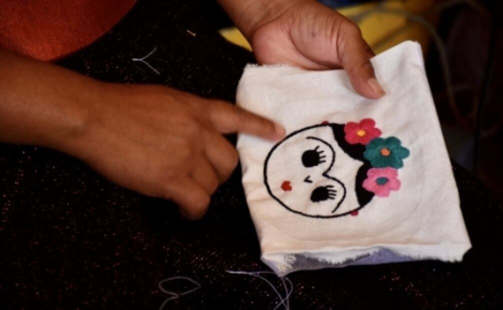 Artesanas plasman su ingenio con cubrebocas