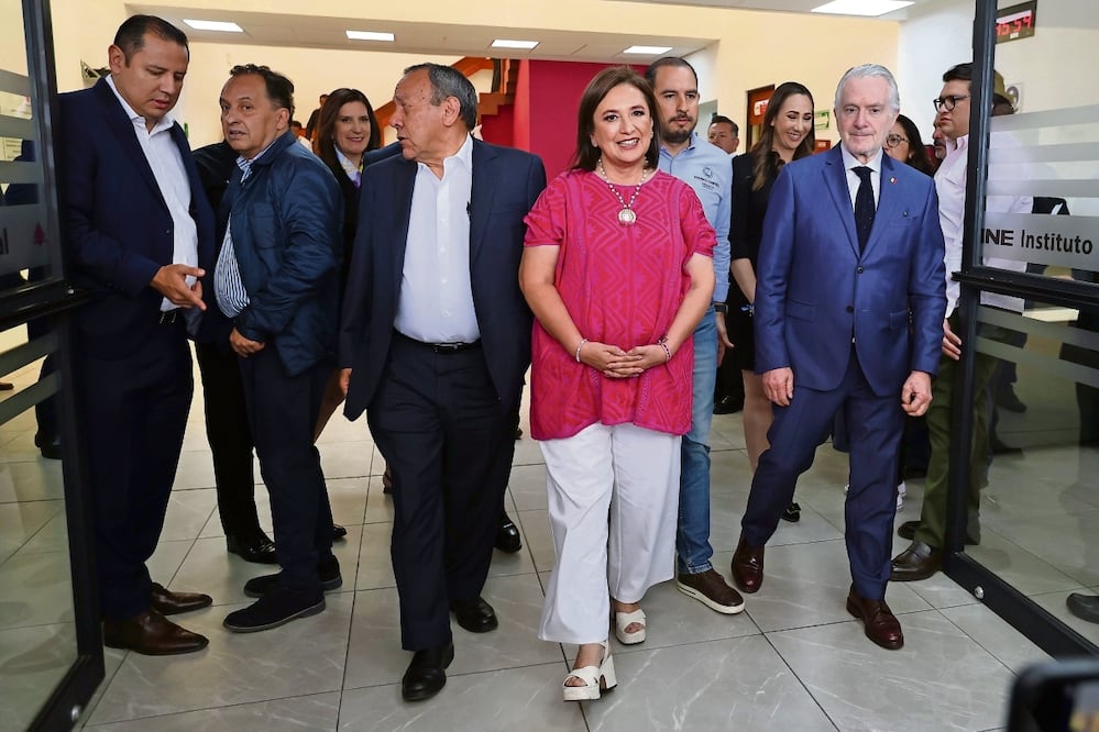 La candidata de oposición Xóchitl Gálvez Ruiz acudió acompañada de los dirigentes del PAN, PRD y PRI a una reunión en el INE para manifestar diversas quejas e inconformidades. Foto: Berenice Fregoso | El Universal