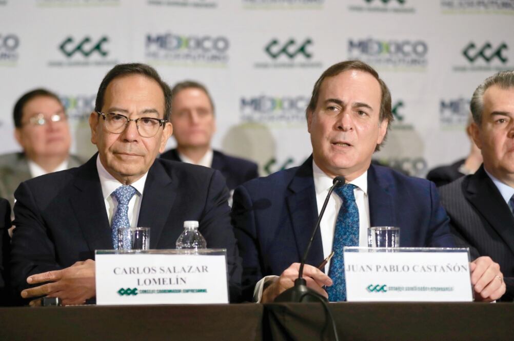 Carlos Salazar Lomelín (izq.), quien sustituye a Juan Pablo Castañón (der.) como presidente del CCE, dijo que la tarea de los empresarios con este gobierno será trabajar por el interés del país, a través del diálogo. Foto: IRVIN OLIVARES.