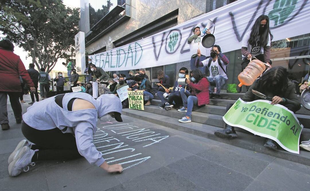 Alumnos del CIDE en la manifestación del 14 de enero pasado en Conacyt. Foto: Archivo/ EL UNIVERSAL.