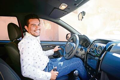 Para ‘completar el gasto’ es diputado y chofer de Uber