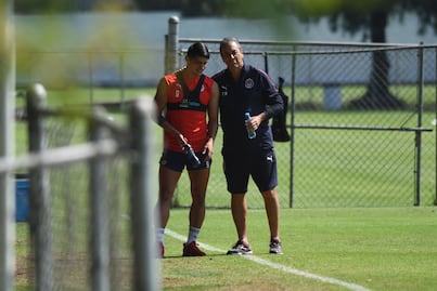 Tomás Boy trata de quedar bien con todo el plantel de Chivas