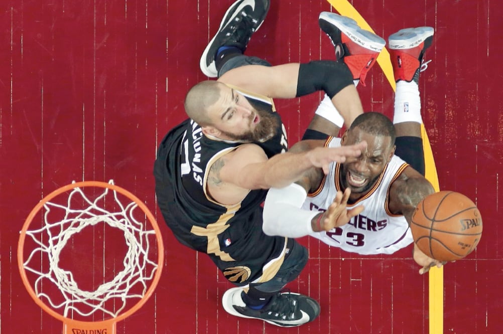 James llegó al partido con 25 puntos menos que Kareem Ab du l-Jabbar (TONY DEJAK. AP)