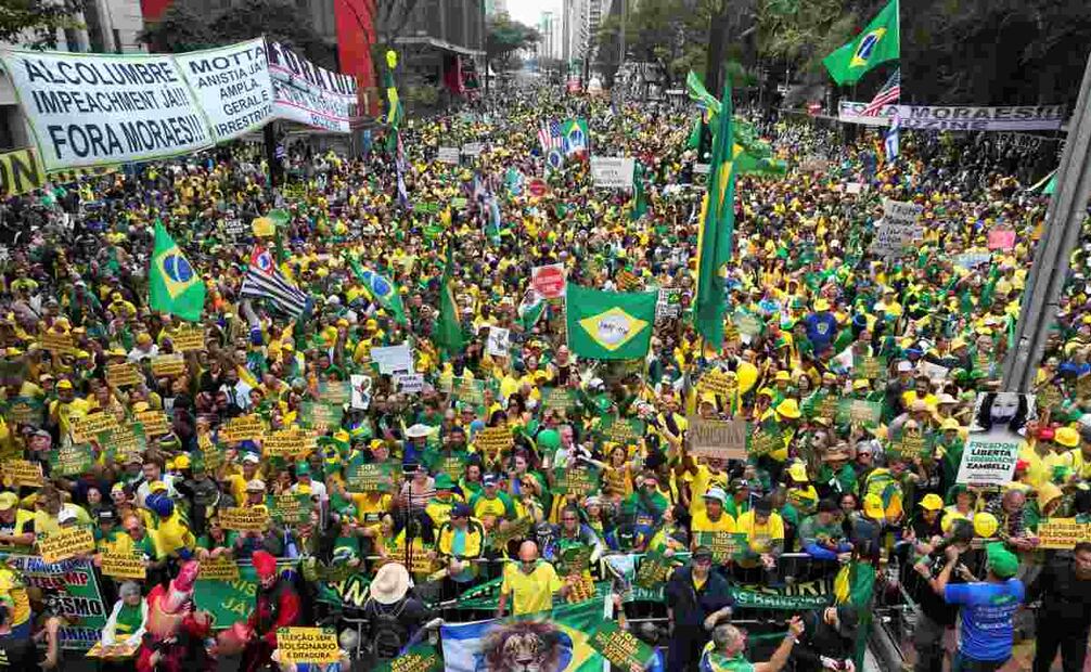 Partidarios del expresidente brasileño Jair Bolsonaro protestan contra su juicio ante la Corte Suprema por presuntamente liderar un complot golpista para mantenerlo en el cargo después de su derrota electoral de 2022 en Sao Paulo, el domingo 7 de septiembre de 2025. Foto: AP
