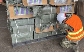 Aseguran ocho millones de cigarros falsos chinos en aduana de Lázaro Cárdenas; estaban empaquetados como papel para comida