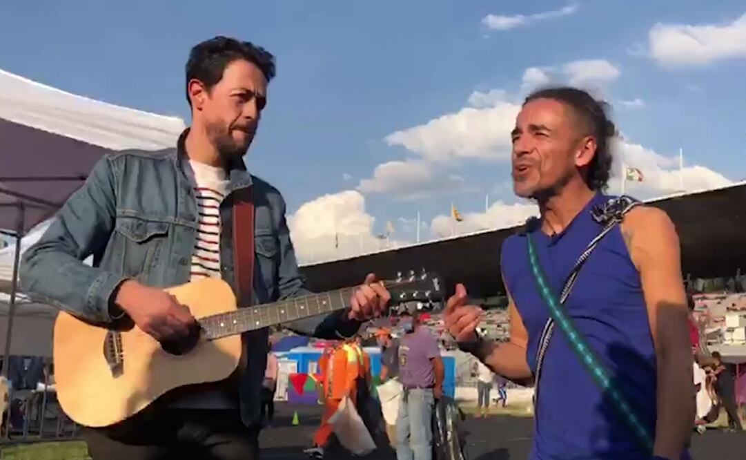 Café Tacvba cantando en refugio para migrantes de Magdalena Mixhuca (Foto: tomada de video)