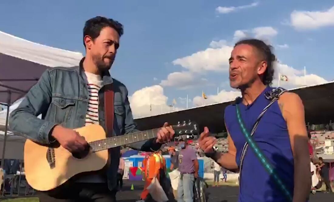 Café Tacvba cantando en refugio para migrantes de Magdalena Mixhuca (Foto: tomada de video)
