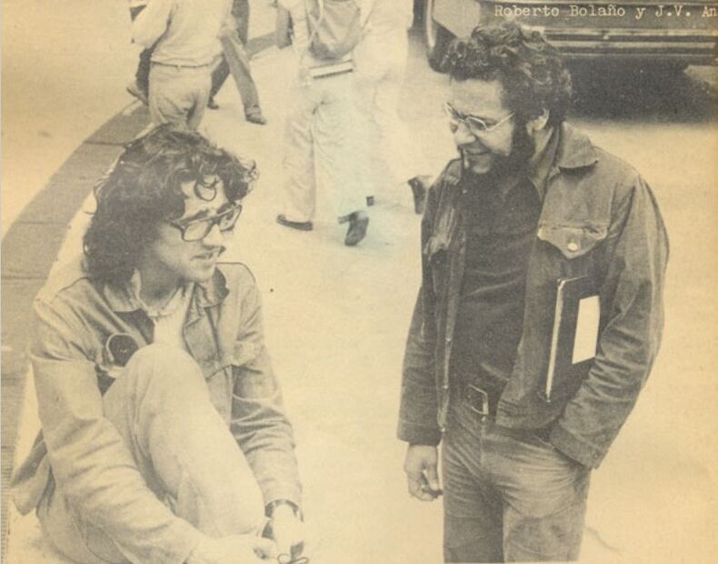 A la izquierda Roberto Bolaño. A la derecha José Vicente Anaya. Crédito: Antología poética Pájaro de Calor (Ediciones Asunción Sanchís, 1976)