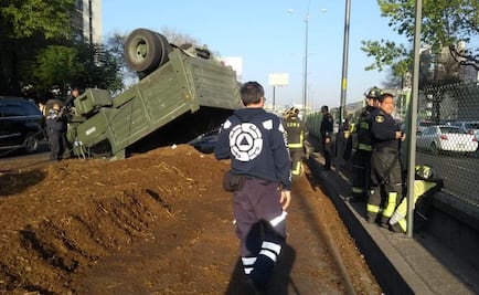 Vuelca camión militar en Periférico; reportan dos heridos y caos vial