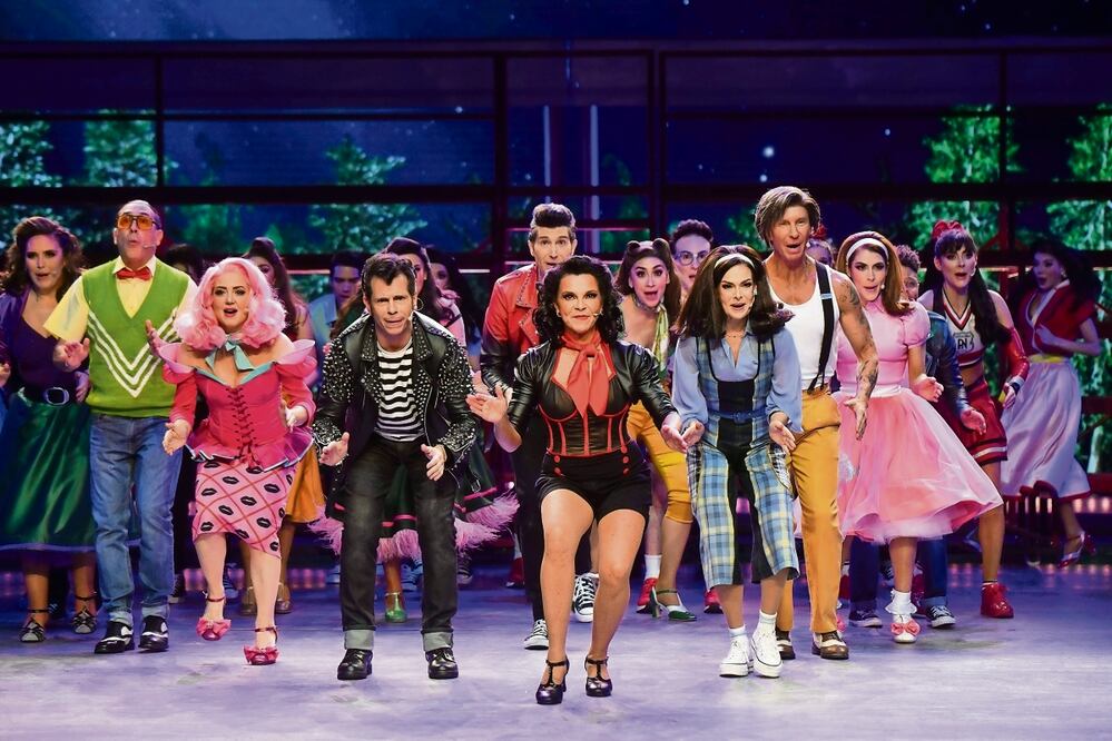 Legarreta (cabello rosa) interpreta a Frenchy, al lado de exTimbiriches y otros artistas como María León (rosa). Foto: Cuartoscuro