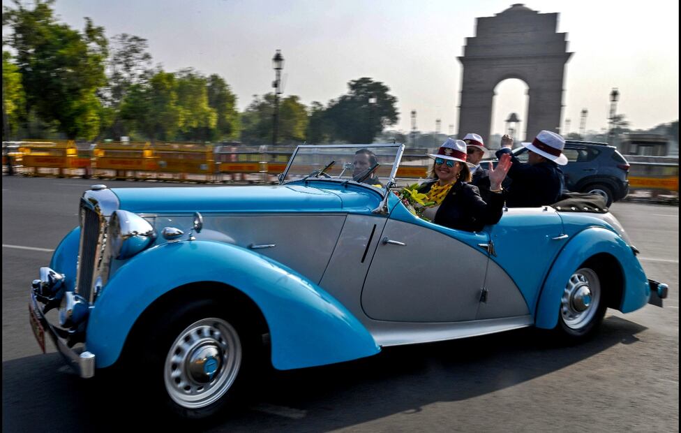 Participantes conducen un automóvil antiguo alrededor de la Puerta de la India durante el '21 Gun Salute Concours d Elegance' en Nueva Delhi, el 21 de febrero de 2025. Foto: AFP