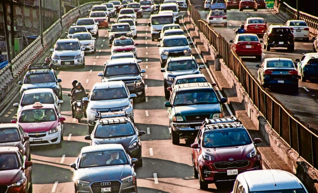 El Hoy No Circula en la CDMX y la Zona Metropolitana del Valle de México aplica para los vehículos con Engomado Azul terminación de placas 9 y 0, holograma 1 y 2, y permisos. Foto: Archivo