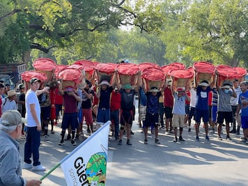 Corren, con 70 kilos de naranjas en la espalda, por la Virgen de Guadalupe