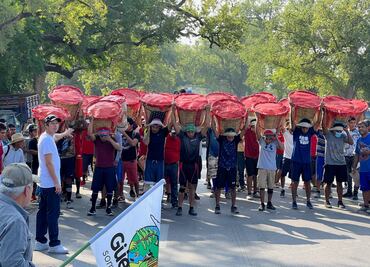 Corren, con 70 kilos de naranjas en la espalda, por la Virgen de Guadalupe