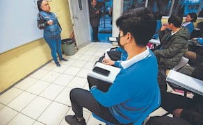 Un estudio de la OCDE indica que entre 40% y 50% de los alumnos reconocen distraerse por el uso de celulares en clase. Foto: Archivo/ EL UNIVERSAL