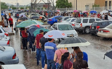 Bajo la lluvia, miles de jóvenes esperan ser vacunados contra Covid-19 en Hermosillo