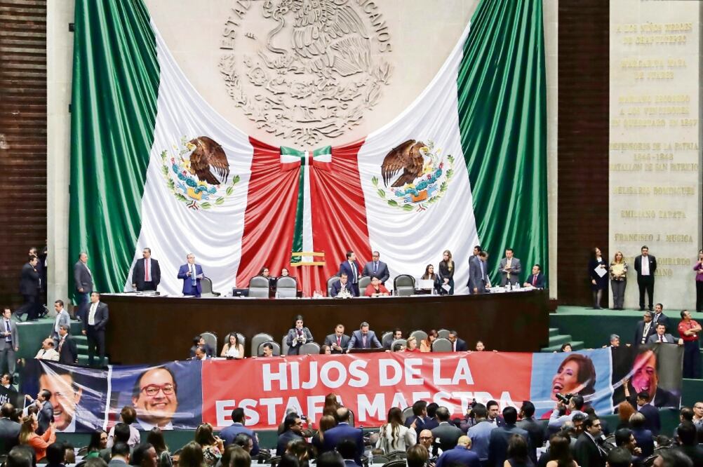 Ante el rechazo a actuar contra Odebrecht, la oposición desplegó en la Cámara cuatro pancartas en contra de funcionarios ligados a la actual administración (LUCÍA GODÍNEZ. EL UNIVERSAL)