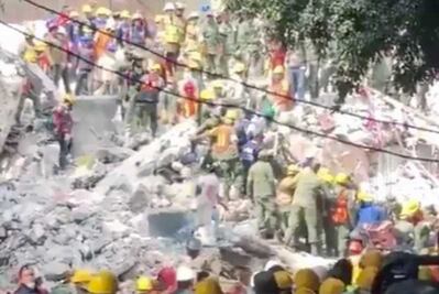 Rescatan a primera persona con vida en edificio de Ámsterdam