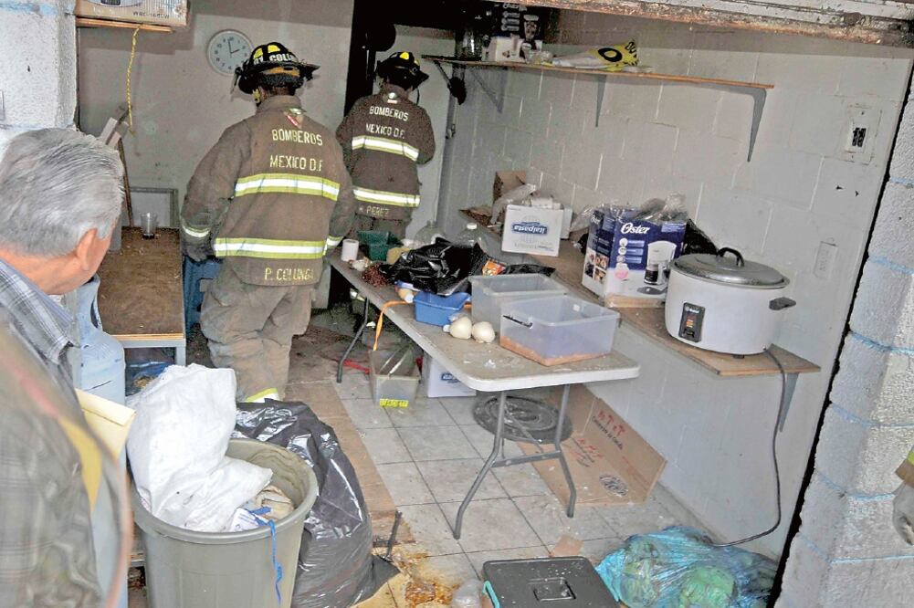 Cerca de las 10:50 de la mañana, el abuelo de los niños acudió al departamento , donde encontró a su hijo Iván y a su nietos inconscientes (ARMANDO MARTÍNEZ. EL UNIVERSAL)