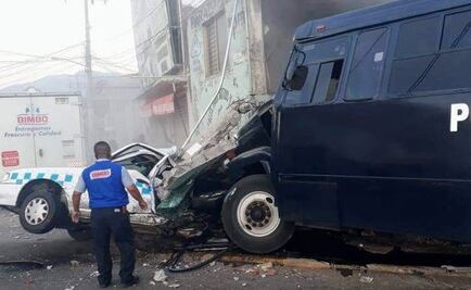 Choque de camión de la policía del Edomex deja dos muertos y 11 heridos