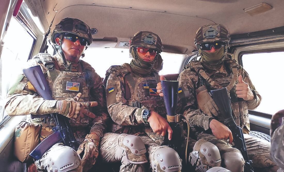 A la izquierda, Mario Alberto Lover Martínez con el uniforme del Ejército ucraniano. Foto: Especial