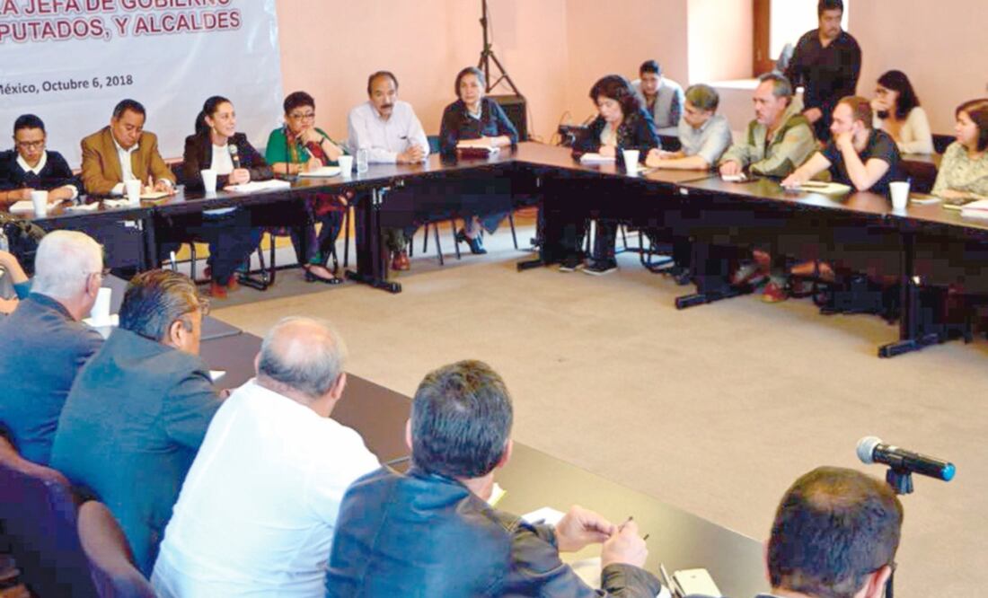 Claudia Sheinbaum se reunió con diputados para presentar las iniciativas, entre ellas, una para iniciar y conducir la transición de la PGJ hacia la Fiscalía General. Foto: CORTESÍA