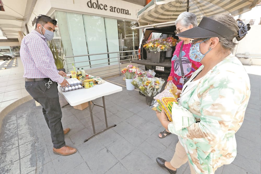Jorge Millán, uno de los promotores de la iniciativa del trueque, explicó que debido a la contingencia sanitaria los floricultores resultaron seriamente afectados, pues “la gente no ve a la flor como un producto esencial”. Foto: JORGE ALVARADO 