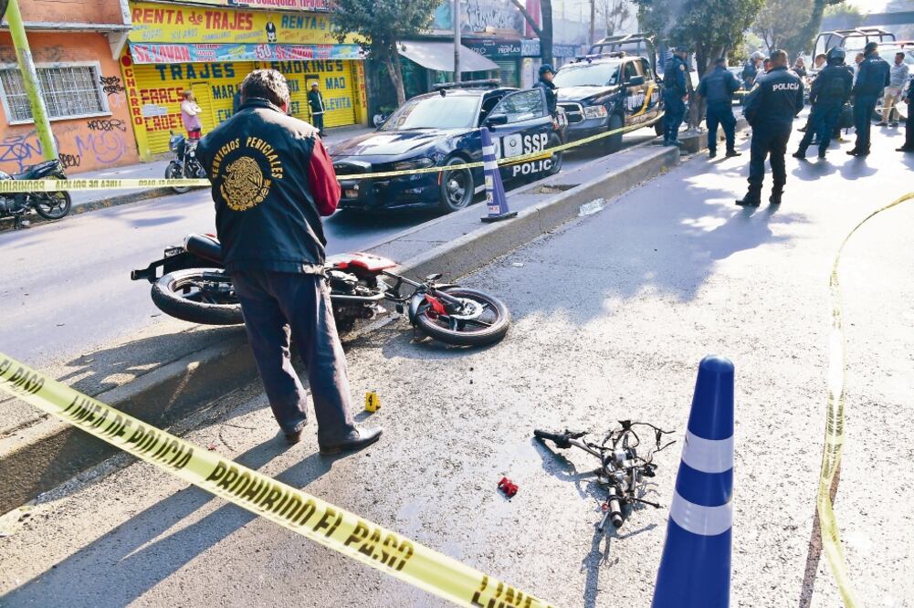 Una de las víctimas pertenecía a la SSP, pereció después de que su moto se patinó y se estrelló contra un árbol en calles de la delegación Azcapotzalco (HUGO GARCÍA. EL UNIVERSAL)