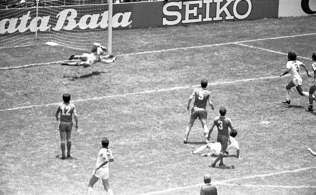 Gol de Negrete en el México vs. Bulgaria, al minuto 34. El mediocampista de entonces 26 años se destacó durante la gira de preparación que la selección emprendió en Italia, Inglaterra y Alemania Federal en 1985. Foto: Archivo EL UNIVERSAL.