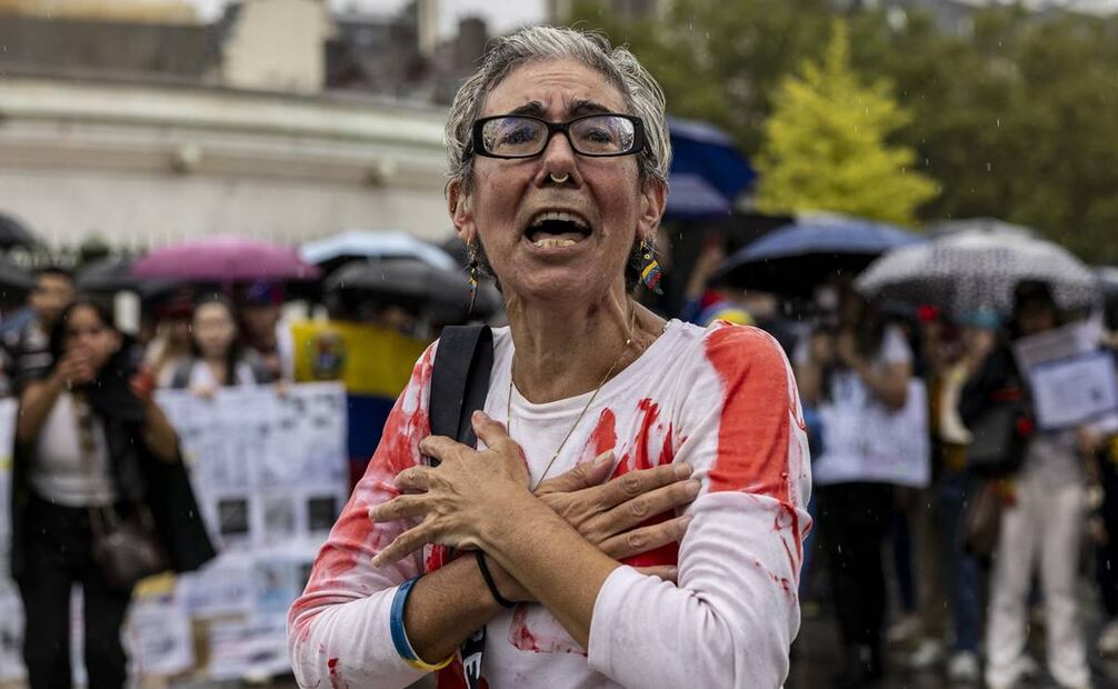 Una manifestante reacciona durante una manifestación contra los resultados de las elecciones venezolanas. Foto: EFE