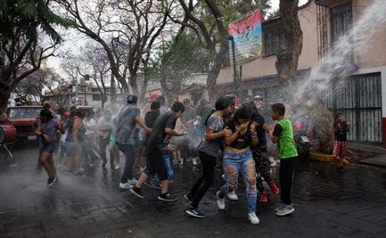 VIDEO: Entre sonideros, brincos y gritos, así fue la tradicional "mojada" en Xochimilco