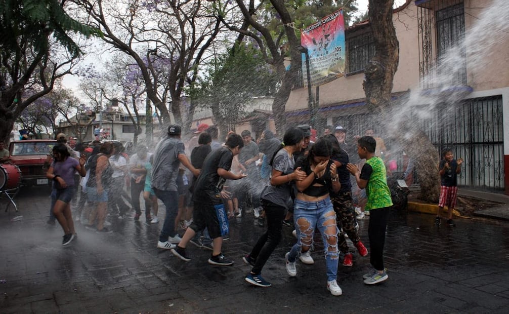 Habitantes de Xochimilco en la tradicional "mojada" de Sábado de Gloria. Foto: Brenda Martínez / EL UNIVERSAL