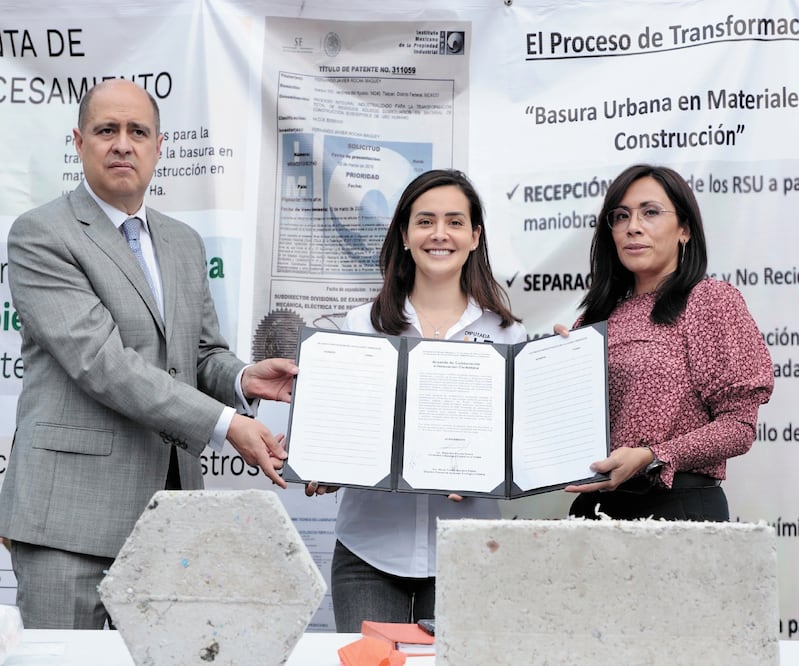 Alejandra Puente firmó ayer un convenio con el Grupo Ecológico FERPA. Foto: BERENICE FREGOSO. EL UNIVERSAL
