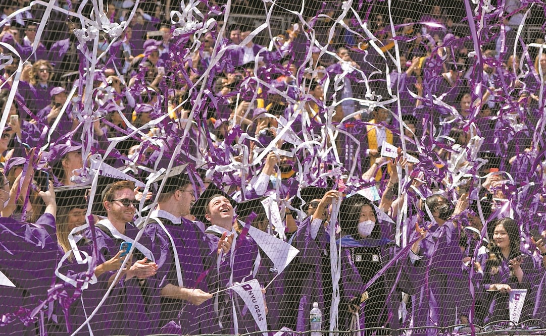 Graduados de la Universidad de Nueva York en el Yankee Stadium, el 18 de mayo de este año. Foto: Seth Wenig / AP