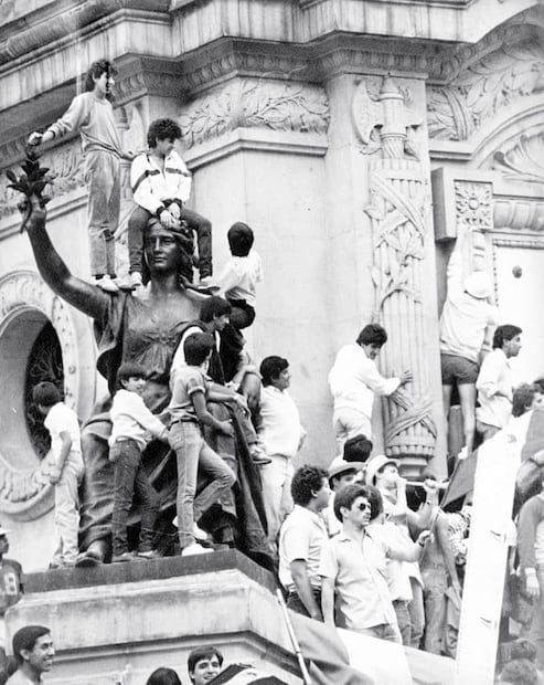Entre los festejos por la victoria de la selección nacional sobre Bélgica estuvieron los actos vandálicos contra el Ángel de la Independencia. Tras esa jornada, el monumento de Reforma permaneció cerrado. Foto: Archivo EL UNIVERSAL.