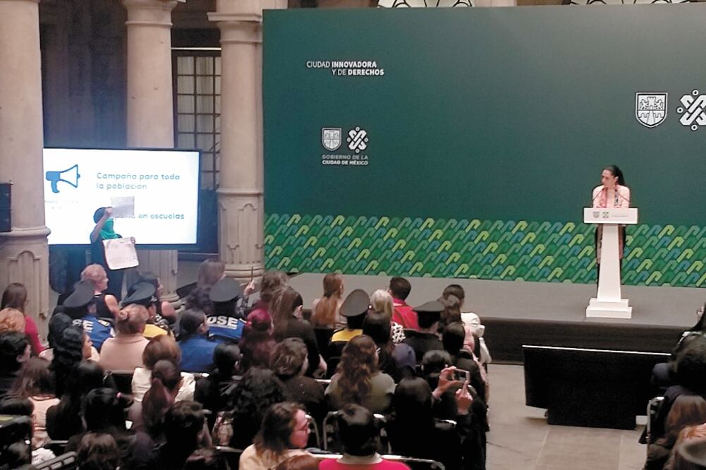 Durante la presentación del plan para erradicar la violencia de género, una mujer se manifestó con cartulinas que decían: “#Justicia Claudia” y “#MeToo Mariana”; ésta rechazó la ayuda de la procuradora Ernestina Godoy. Foto: SALVADOR CORONA. EL UNIVERSAL