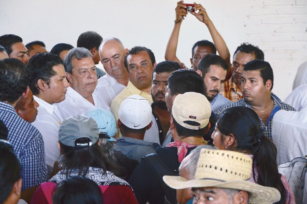 Tras varios minutos de gritos y empujones, el ex gobernador se acercó a los padres de los jóvenes desaparecidos y les expresó su interés porque se resuelva el caso. (DASSAEV TÉLLEZ. EL UNIVERSAL)