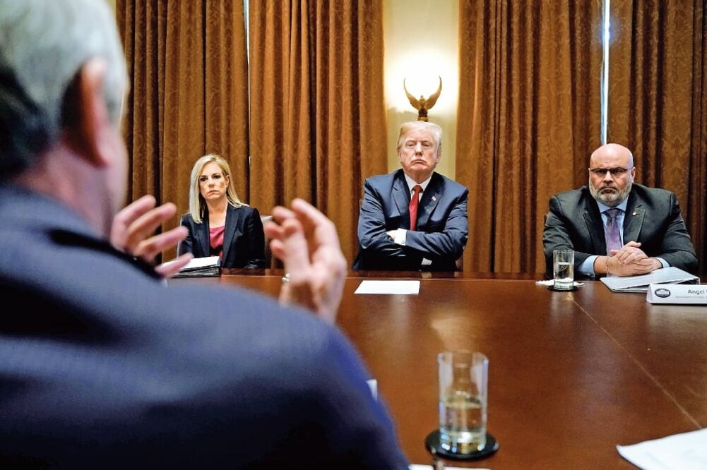 El presidente Donald Trump y la secretaria de Seguridad Nacional, Kirstjen Nielsen (izq.), encabezaron ayer en la Casa Blanca una reunión con funcionarios de Migración y Aduanas (JONATHAN ERNST. REUTERS)