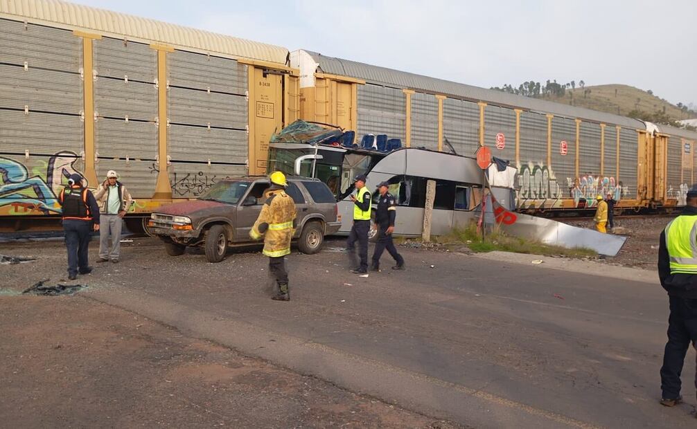 Elementos de seguridad llegan a la zona del choque entre tren y autobús en Atlacomulco Foto: Especial