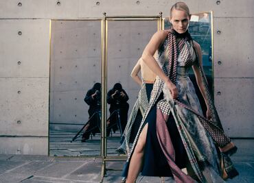 Amber Valletta protagoniza el nuevo lookbook de Loewe
