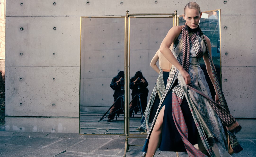 La modelo y actriz Amber Valletta aparece en el lookbook 23 de Loewe. Fotos: Cortesía